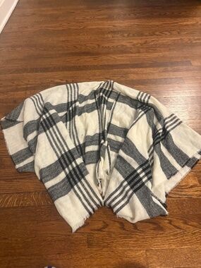Caslon- Poncho Scarf Wrap Women One Size Plaid Cream Black Casual